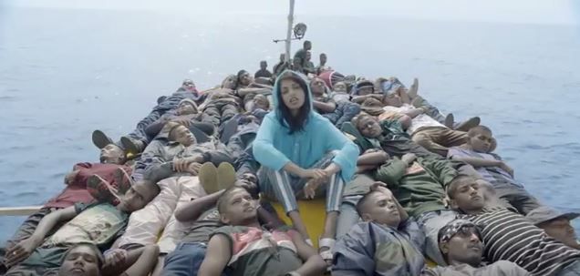 Artystka śpiewa na łodzi pełnej uchodźców. Wymowny teledysk