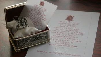 Szkatułka wypełniona wadowicką ziemią, którą pielgrzymi zawiozą na pogrzeb Papieża