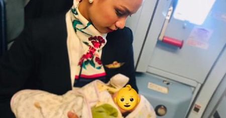 Stewardesa nakarmiła piersią głodne niemowlę
