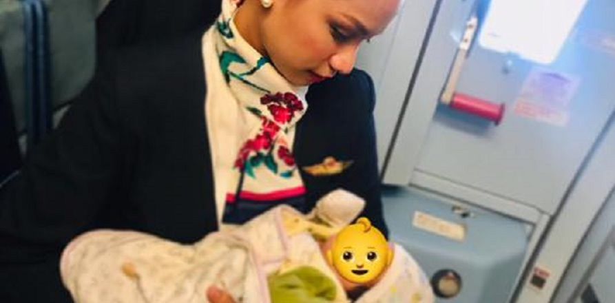 Stewardesa nakarmiła piersią głodne niemowlę