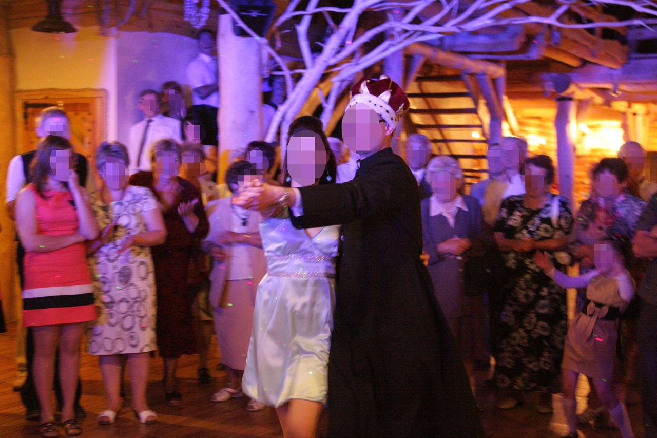 "Każda chce zatańczyć z księdzem". Zabawa po mszy prymicyjnej przyćmiewa niejedno wesele