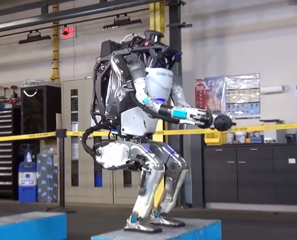 Robot Atlas z Boston Dynamics nauczył się skakać i robić salta