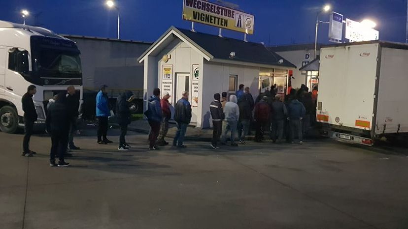 Kolejki przed punktami sprzedaży nowych urządzeń zaczęły się tworzyć jeszcze przed świtem