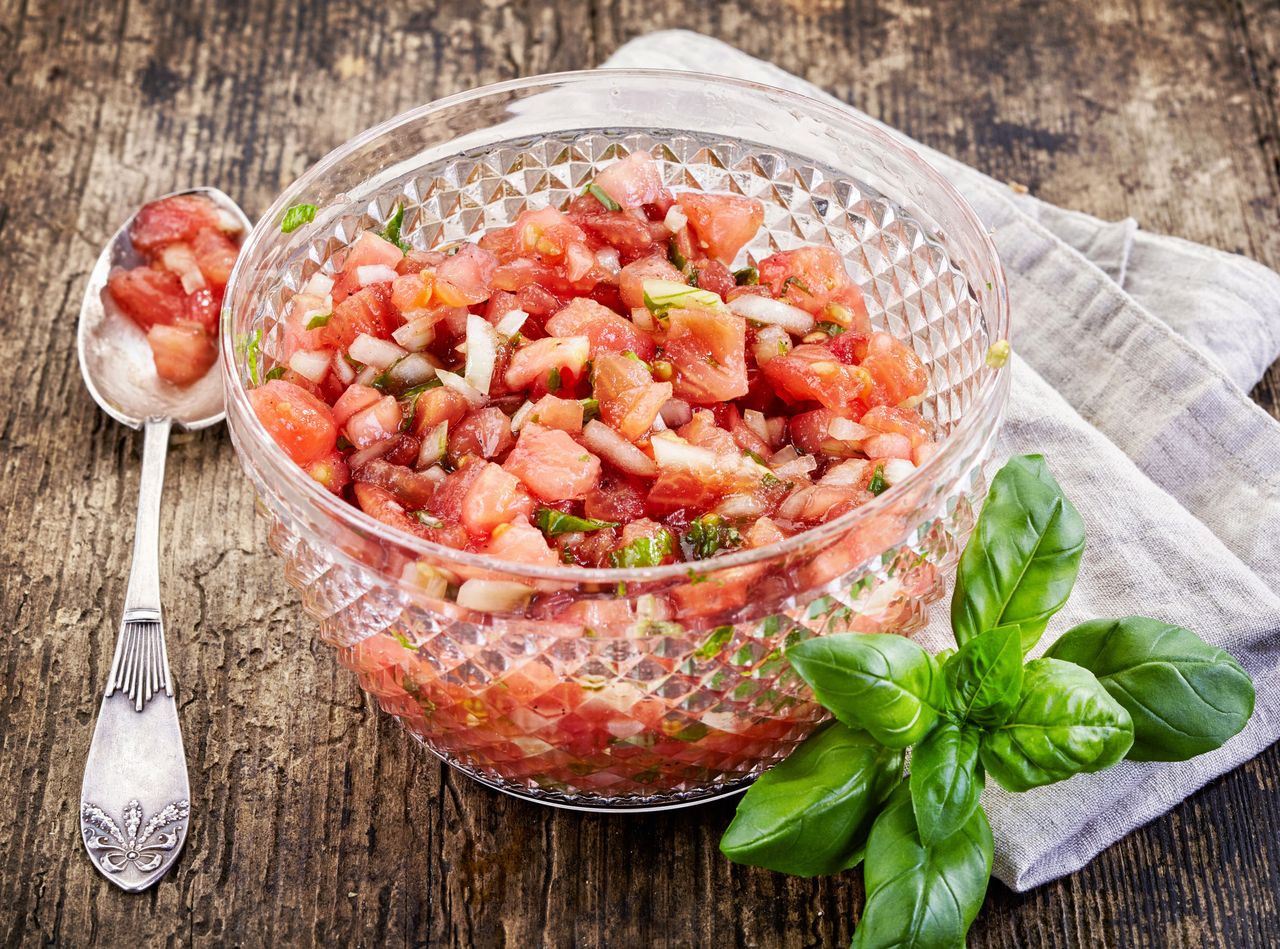 Tatar z pomidorów i oliwek z mozzarellą