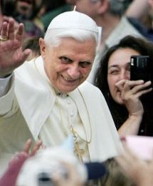 Wielkanocne "Happy Birthday" dla Benedykta XVI