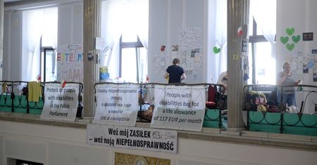 Protest w Sejmie. Z korytarza zniknęły statywy i kamery telewizyjne