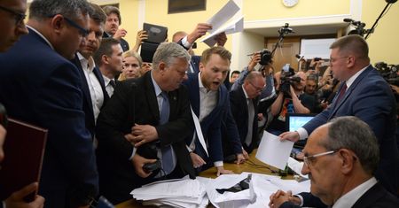 Smutny spektakl w Sejmie. Żenujące krzyki, przepychanki, bitwa Suskiego i Petru o mikrofon