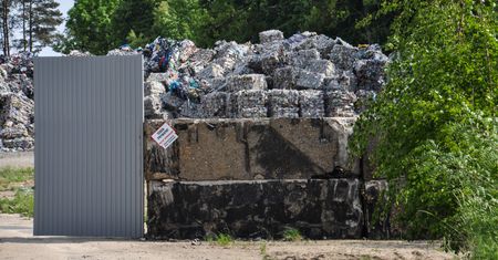 Zwieźli im do wsi nielegalne śmieci z Niemiec. "Smród, robaki i możliwe skażenie wody"