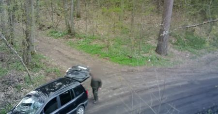 Leśnego śmieciarza nagrała kamera. Sam zgłosił się po mandat