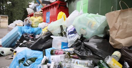 Warszawa. Podwyżka opłat za śmieci odłożona. Radni poprawią zapisy
