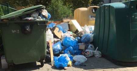 Mokotów zalany śmieciami. "Porozrzucane worki leżą na chodnikach"