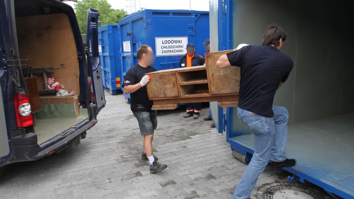 Polacy wyrzucają coraz więcej śmieci wielkogabarytowych.