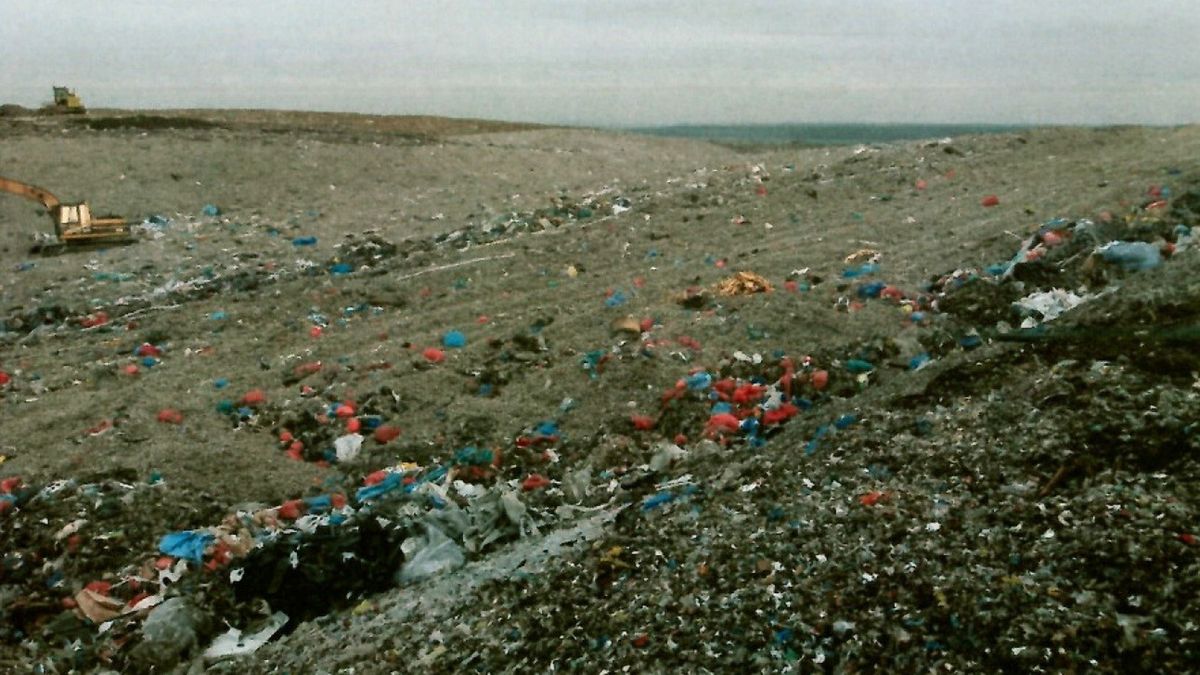 Odpady medyczne (w czerwonych workach) na składowisku w Rudnej Wielkiej