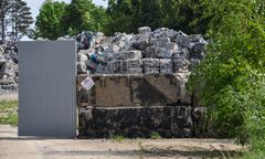 Zwieźli im do wsi nielegalne śmieci z Niemiec. "Smród, robaki i możliwe skażenie wody"