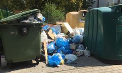 Mokotów zalany śmieciami. "Porozrzucane worki leżą na chodnikach"