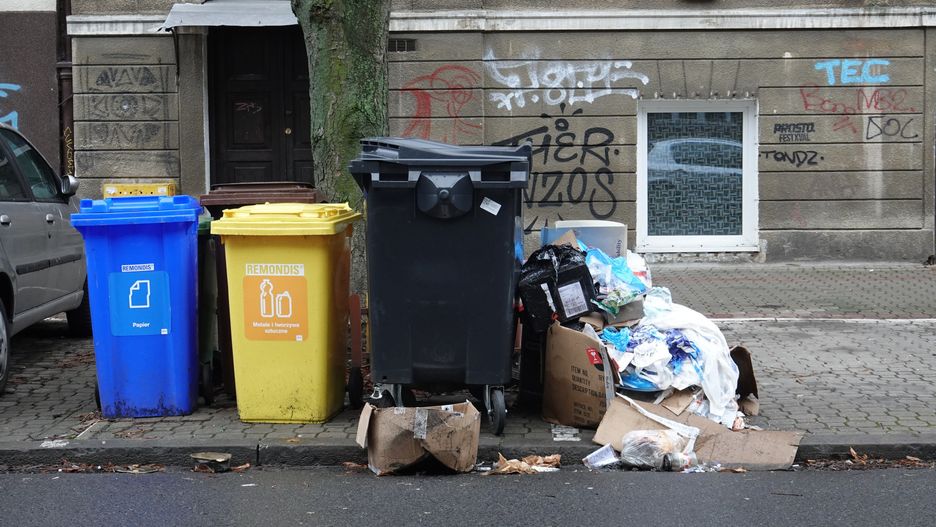 Warszawa. Pojemniki na segregowane odpady na ul. Narbutta, luty 2020 r.