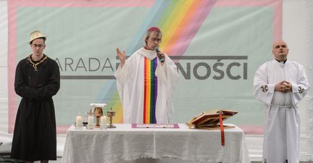 Odprawił "tęczową mszę" na Paradzie Równości. Szymon Niemiec usłyszał zarzut obrazy uczuć religijnych