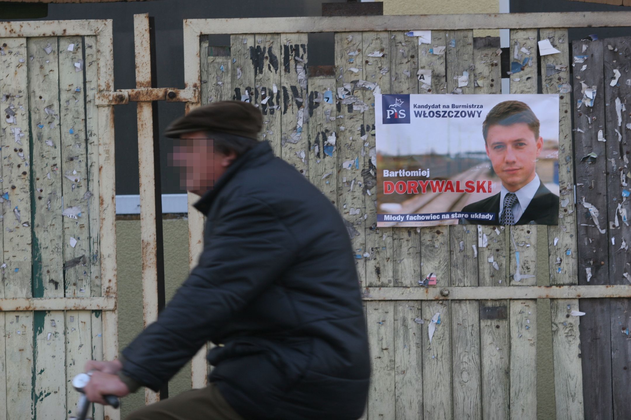 Włoszczowa, okolice rynku. Plakat wyborczy Bartłomieja Dorywalskiego