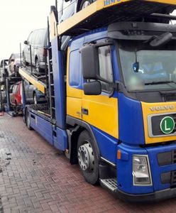 Laweta z nowymi samochodami stanęła w płomieniach. Kierowca stosował magnes