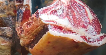Kurier znalazł w paczce mięso. Odebrał je pracownik arabskiej restauracji