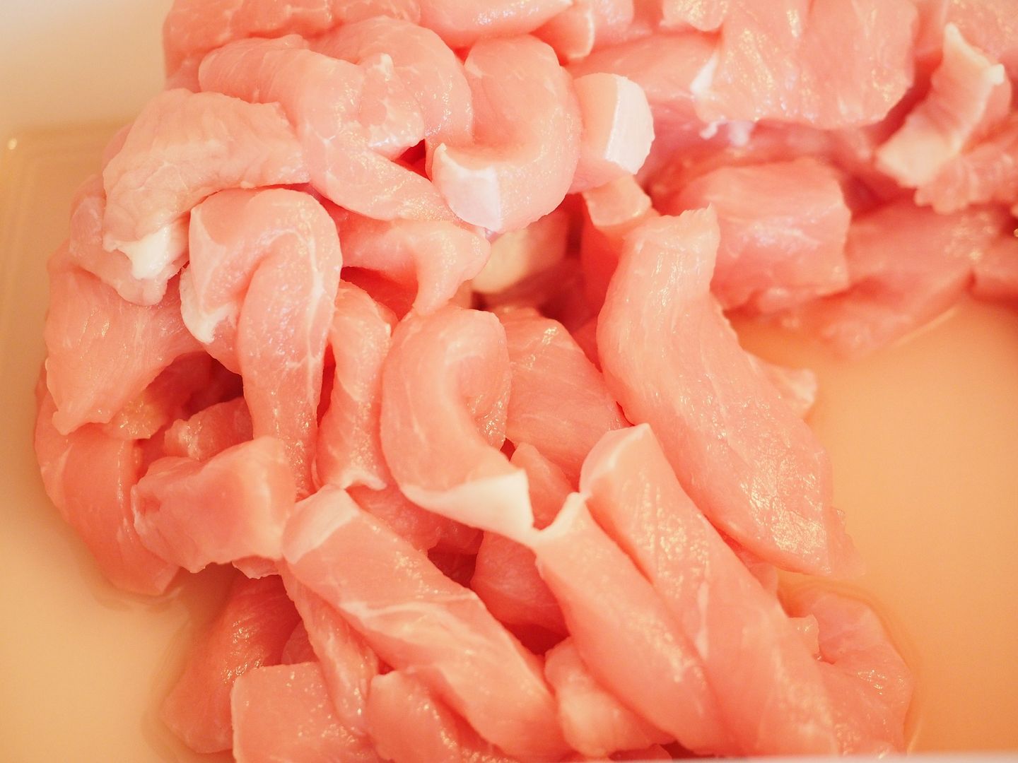 Niedozwolony preparat w mięsie z Polski. Sprawę wykryto w Czechach