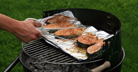 Jedna strona folii aluminiowej ma znaczenie do grillowania mięsa