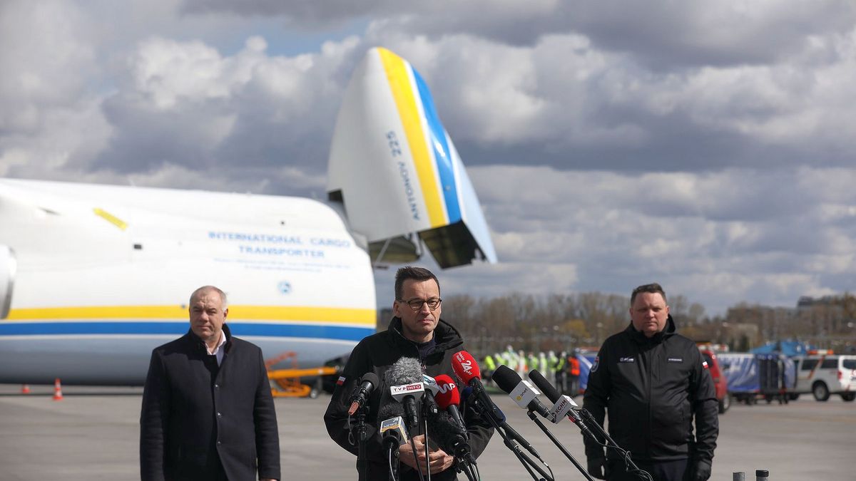 Premier Mateusz Morawiecki wskazał, że z Chin przybyło do Polski ok. 80 ton sprzętu medycznego.