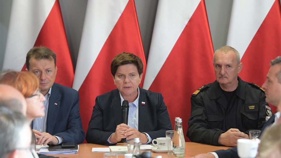 Premier Beata Szydło, komendant główny Straży Pożarnej Leszek Suski i minister spraw wewnętrznych i administracji Mariusz Błaszczak