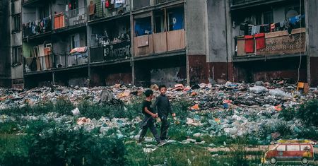 Polacy spędzili tydzień w największym na świecie romskim getcie. Nagrali wstrząsający film