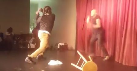 Komik przesadził? Widz wskoczył na scenę i zaczął go bić