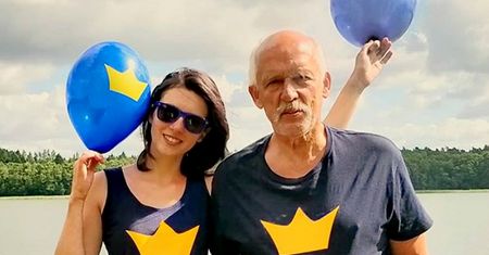 Janusz Korwin-Mikke bryluje na wakacjach. Było morze, potem Mazury i surfowanie. "Król jest jeden"