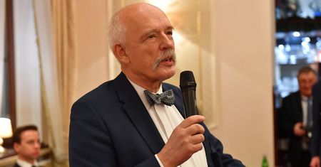 Janusz Korwin-Mikke chce likwidacji 500+. Sam korzysta z pieniędzy podatników