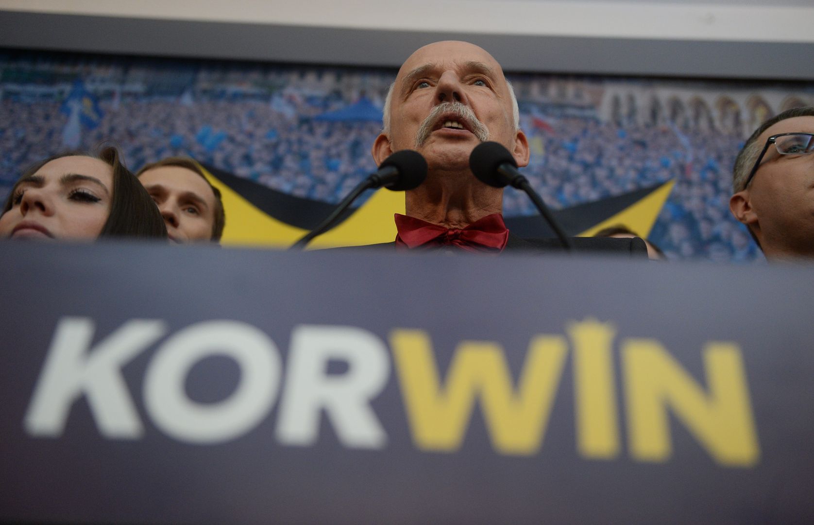 Janusz Korwin-Mikke: "Polacy chcą móc się bronić!". Zobacz wyniki sondy