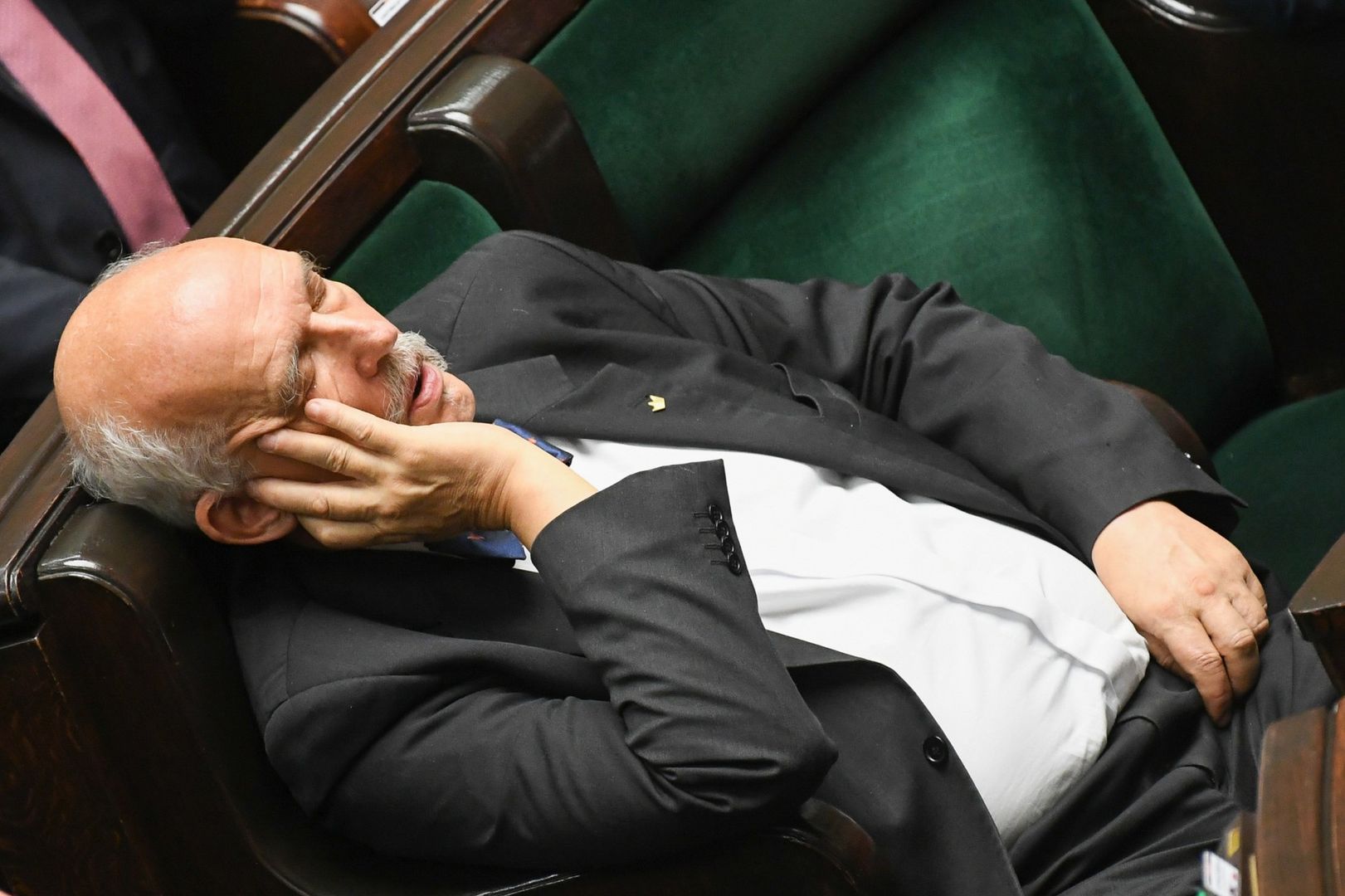 Janusz Korwin-Mikke przyłapany na drzemce w Sejmie. 