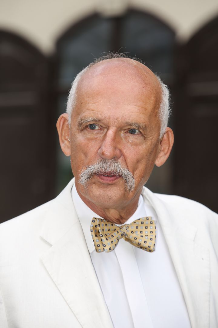 Janusz Korwin-Mikke. Ubrany cały na biało 