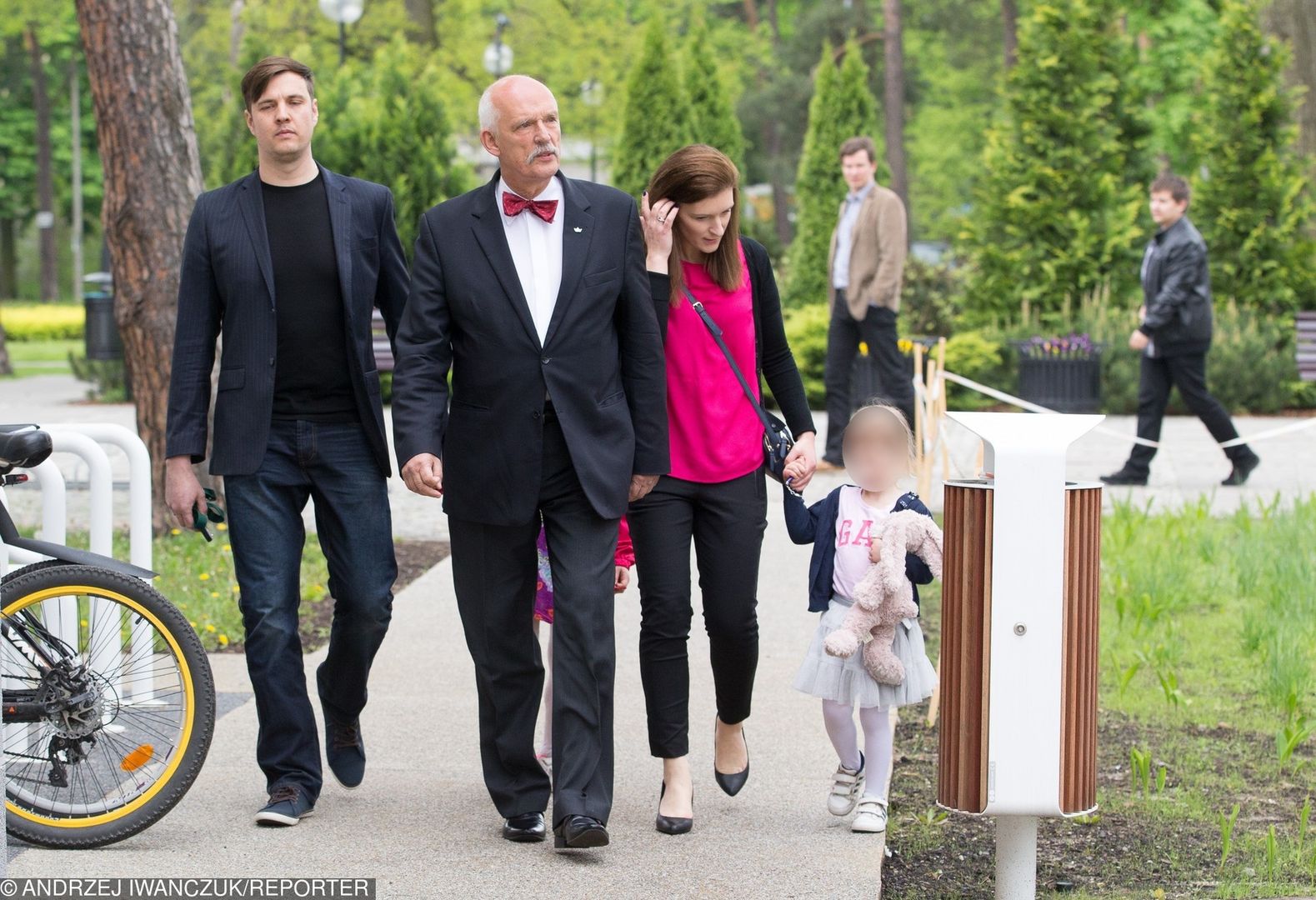 Od lewej: Jacek Korwin-Mikke (syn), Janusz Korwin-Mikke (ojciec) oraz Anna Korwin-Mikke (synowa) z córką (zdj. arch.)