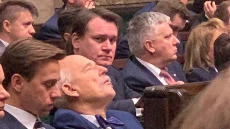 Ma przymknięte oczy, wygląda na śpiącego. Takiego Janusza Korwin-Mikkego uchwycono w Sejmie