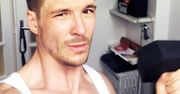 Mikołaj Roznerski dumnie pręży muskulaturę. Detal w tle zaniepokoił fanów: "Była chyba gruba impreza"