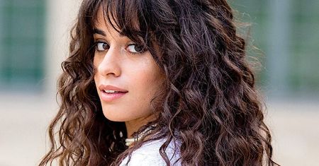 Camila Cabello pokazała, jak wygląda miłość. Ona i ich trzech na sofie...Jak słodko!