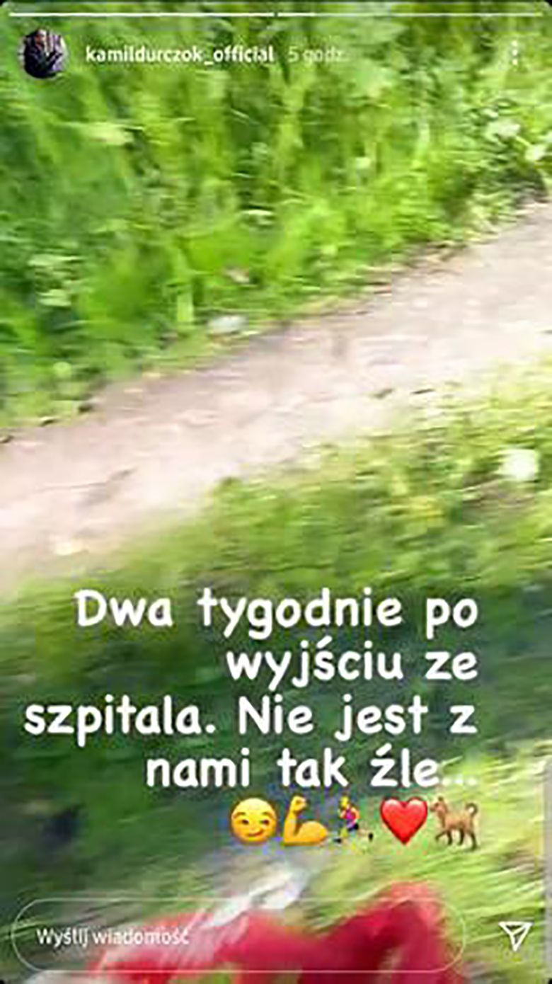 Kamil Durczok biega truchtem z psem