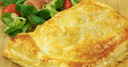 Nadziewana pierś z kurczaka z szynką parmeńską w cieście francuskim