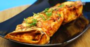 Pyszna tortilla zapiekana w sosie enchilada