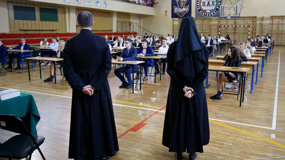 Strajk nauczycieli 2019. Drugi dzień egzaminów gimnazjalnych przebiegł bez zakłóceń, udało się skompletować komisje egzaminacyjne