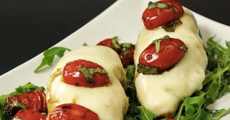 Kurczak Caprese z mozzarellą, bazylią, pomidorkami i octem balsamicznym