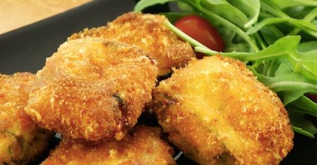 Chrupiąca przekąska z cukinii, mozzarelli i parmezanu