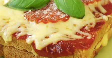 Pyszna chrupiąca kanapka z serem, bazylią i pepperoni