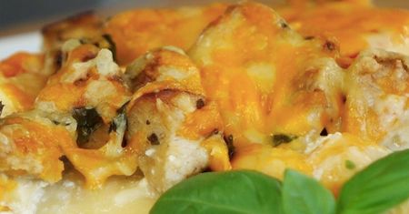 Nietypowa lasagne z kurczakiem, pomidorami i sosem serowym