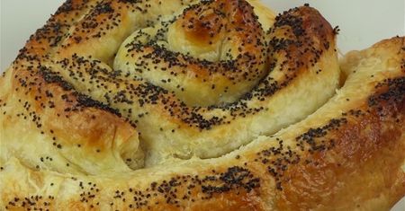 Ślimak z ciasta francuskiego z szynką, mozzarellą i pomidorkami