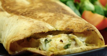 Wrap faszerowany nadzieniem śmietanowo-serowym z kurczakiem, awokado i pietruszką