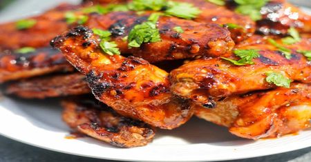 Aromatyczne skrzydełka z kurczaka z sosem barbecue - poczuj się jak na amerykańskim grillu!